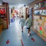 Niños caminan por el hall del colegio Virgen de Europa durante el primer día de clase del curso 2021-22