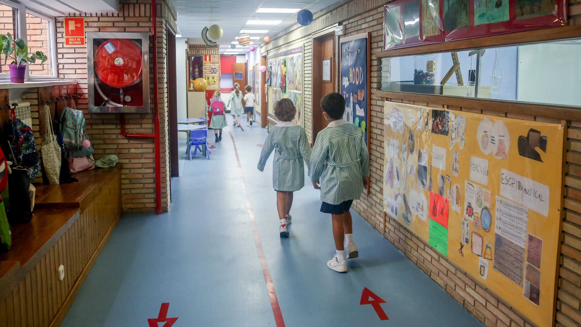 Niños caminan por el hall del colegio Virgen de Europa durante el primer día de clase del curso 2021-22