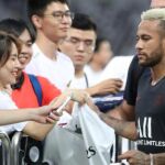 Neymar firma autógrafos a un grupos de aficionados