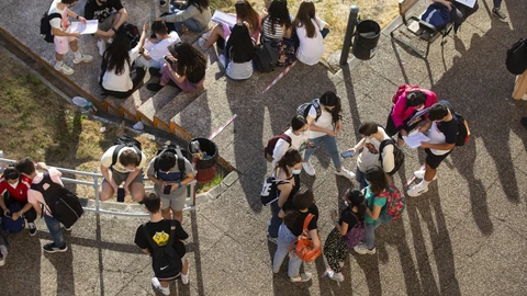 Alumnos en la Facultada de Económicas de la Complutense, tras realizar la EVAU.