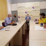 El presidente de la Diputación de Segovia, Miguel Ángel de Vicente, suscribe los convenios de colaboración con los alcaldes