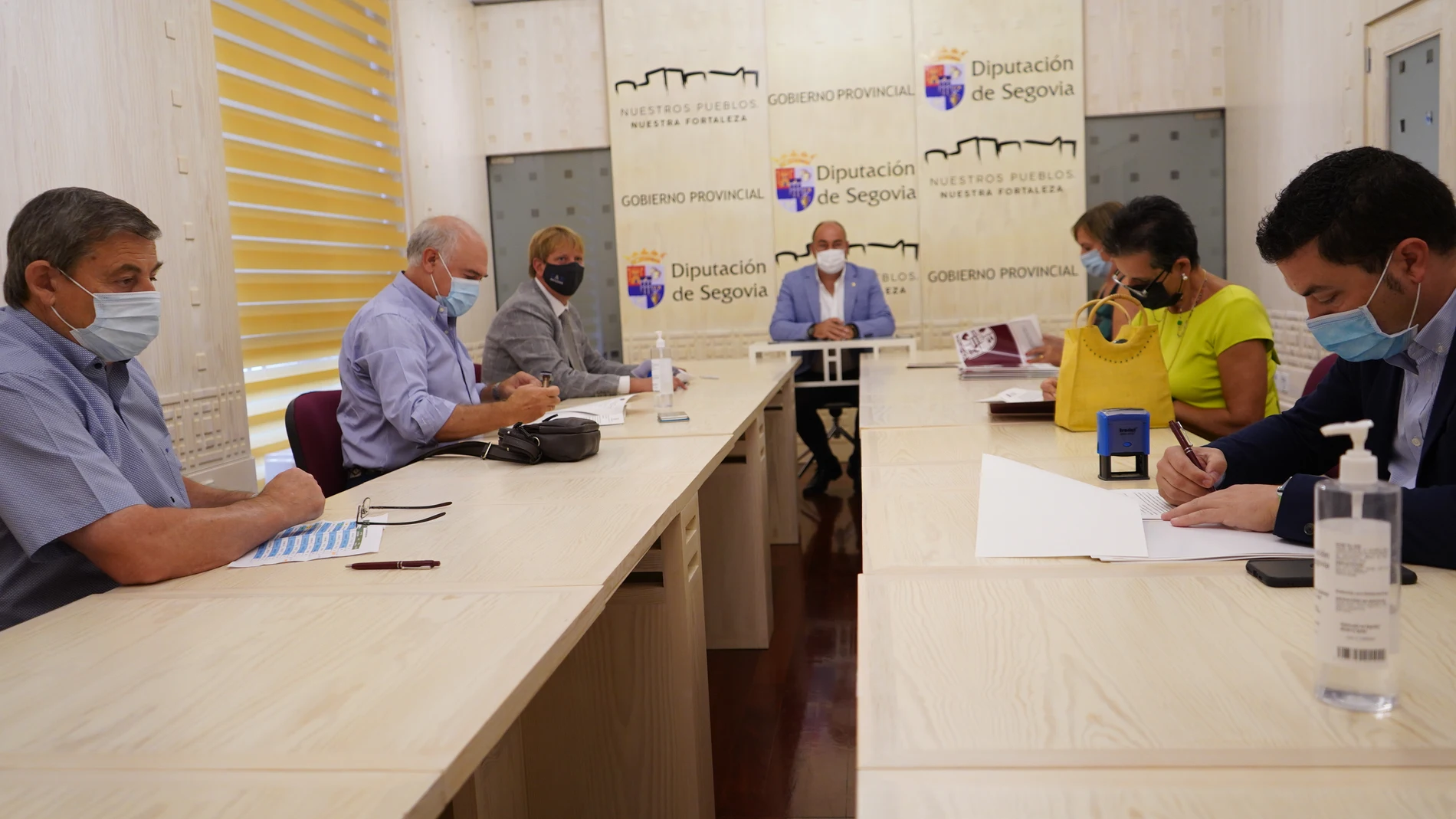 El presidente de la Diputación de Segovia, Miguel Ángel de Vicente, suscribe los convenios de colaboración con los alcaldes
