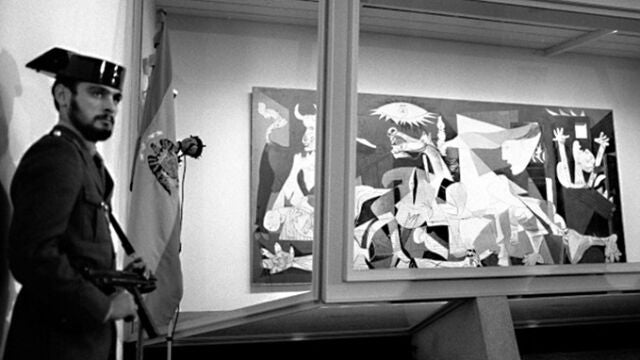 El "Guernica", protegido, por un cristal y un Guardia Civil, a su regreso a España07/09/2021