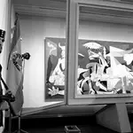 El &quot;Guernica&quot;, protegido, por un cristal y un Guardia Civil, a su regreso a España07/09/2021