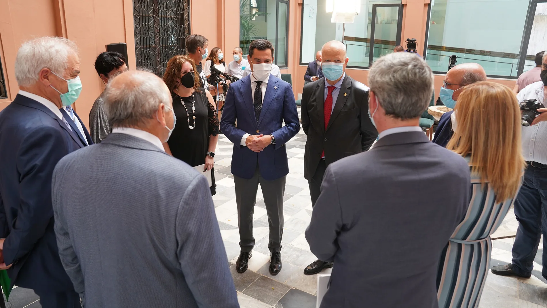 El presidente de la Junta de Andalucía junto a directores de centros privados y concertados