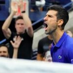 Novak Djokovic celebra un break que le hizo a Jenson Brooksby en los octavos de final del US Open