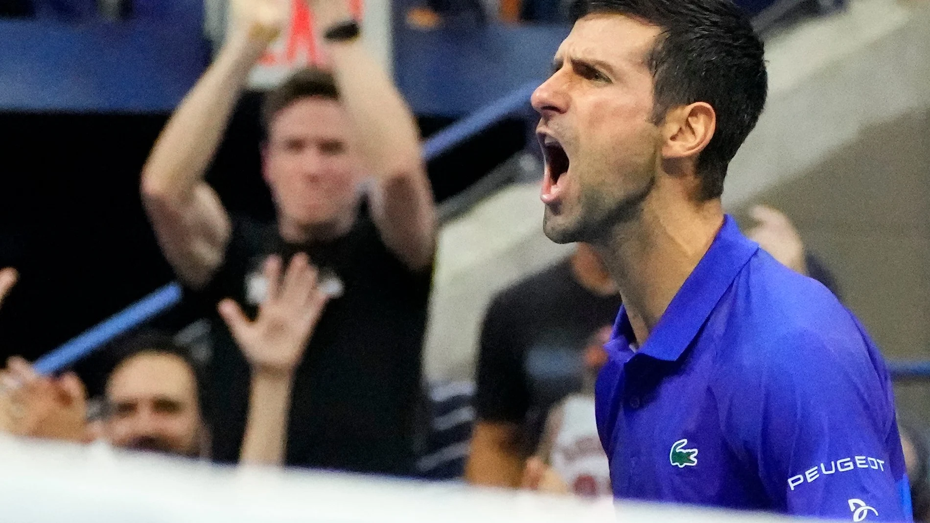Novak Djokovic celebra un break que le hizo a Jenson Brooksby en los octavos de final del US Open