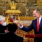 El Rey Felipe (d) brinda junto al presidente de la República de Chile, Sebastián Piñera (i), en el Palacio Real