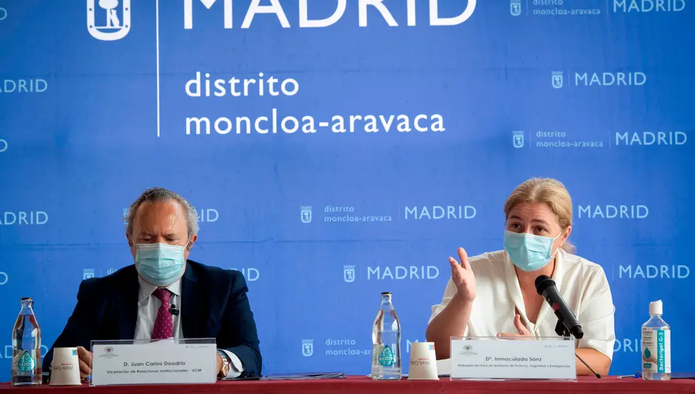 La portavoz municipal y delegada de Seguridad y Emergencias, Inmaculada Sanz, y el vicerrector de Relaciones Institucionales, Juan Carlos Doadrio, firman un convenio para la campaña contra las novatadas