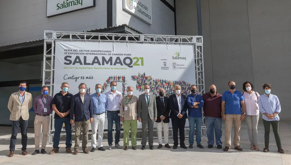 El presidente de la Diputación de Salamanca, Javier Iglesias, y representantes de las asociaciones ganaderas, de Feagas y opas de la provincia, firman el manifiesto a favor del sector primario, la ganadería y el sector cárnico, promovido por la Diputación de Salamanca