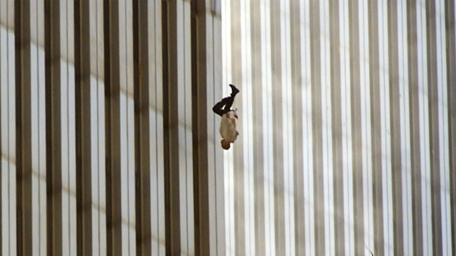 Un hombre se arroja de una de las torres gemelas el 11S