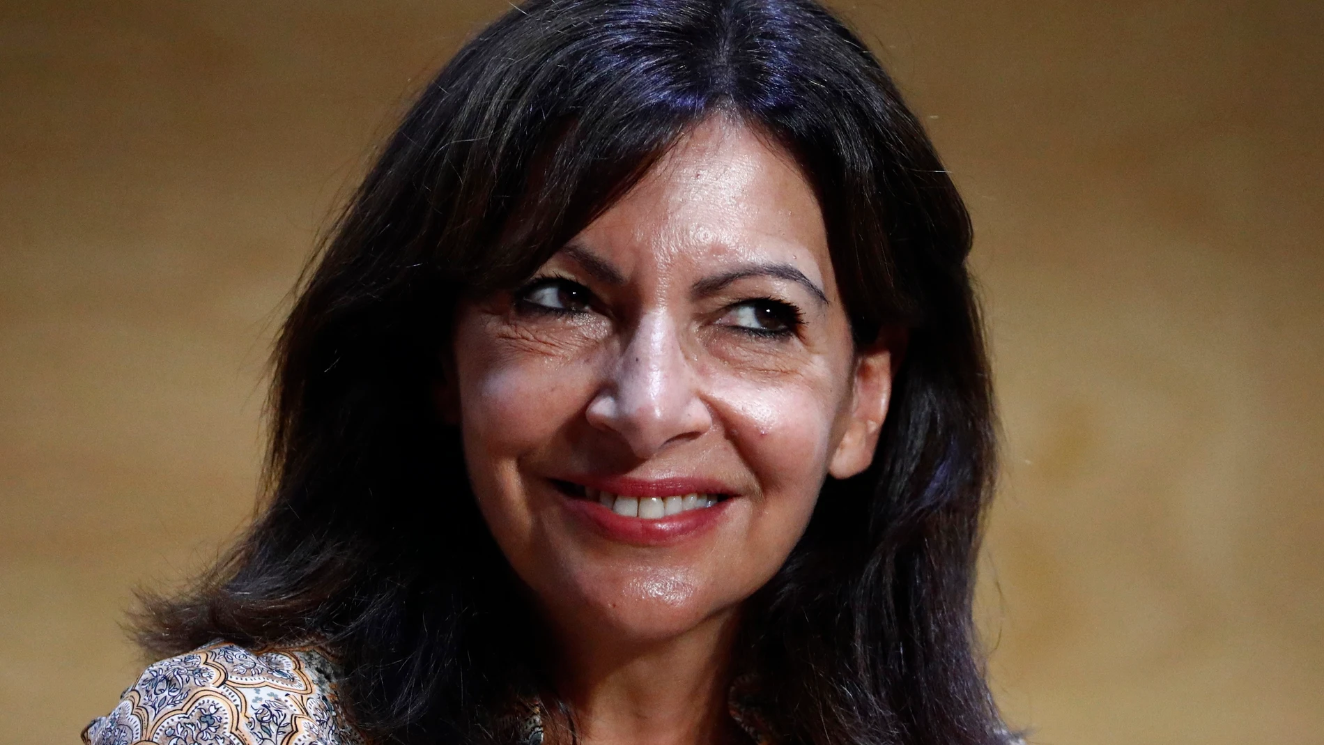 La alcaldesa de París, Anne Hidalgo, anuncia su candidatura como candidata del Partido Socialista