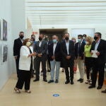 El presidente de la Diputación de Zamora, Francisco Requejo; el director general de Fundos, José María Viejo, y la gerente de la Fundación 'Miguel Angel Blanco', Cristina Cuesta, inauguran la exposición "La voz de las manos blancas"