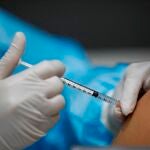 Una enfermera administra la primera dosis de la vacuna CoronaVac desarrollada por la china Sinovac