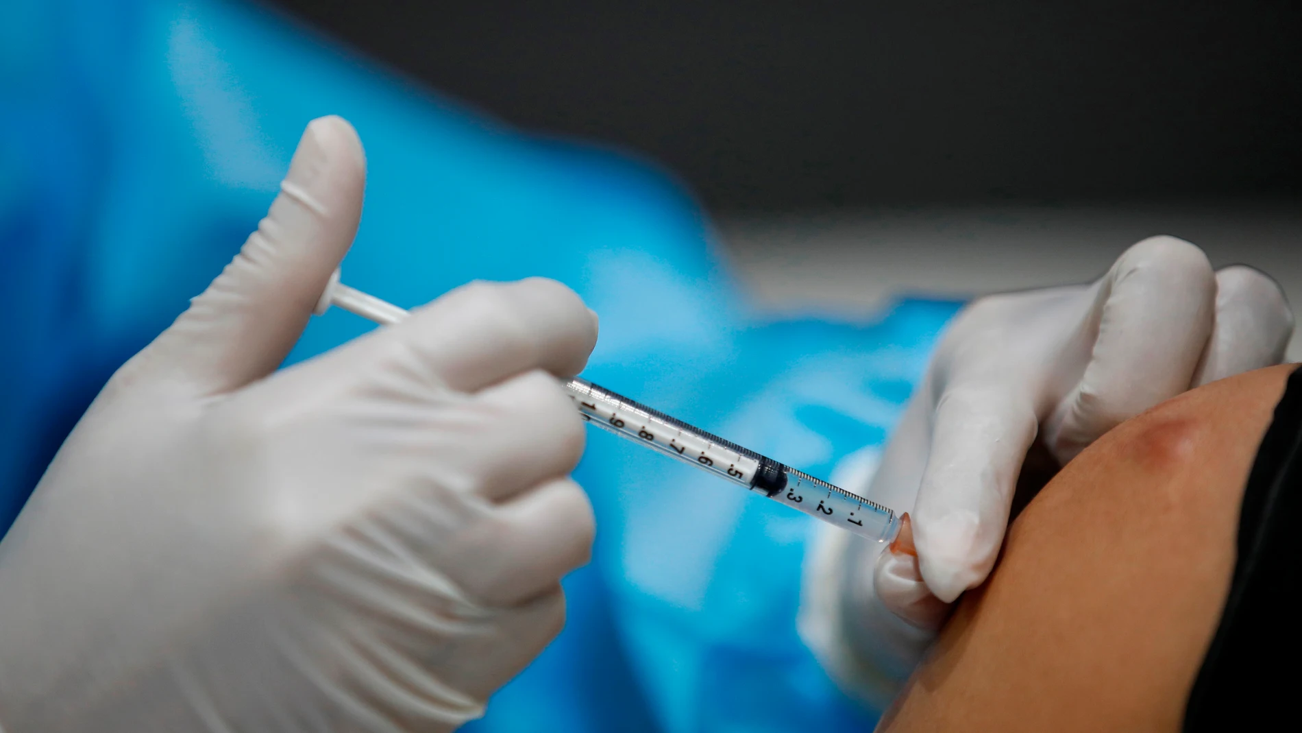 Una enfermera administra la primera dosis de la vacuna CoronaVac desarrollada por la china Sinovac