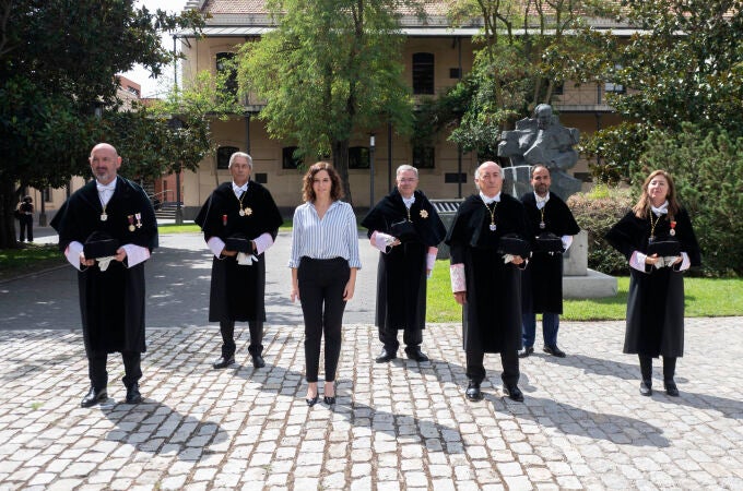 La presidenta de la Comunidad de Madrid, Isabel Díaz Ayuso, con los rectores de las universidades madrileñas