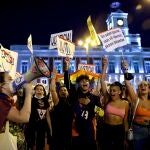 Cientos de personas se congregan en la madrileña Puerta del Sol para pedir fin a la violencia homófoba y contra el colectivo LGTBIQ+