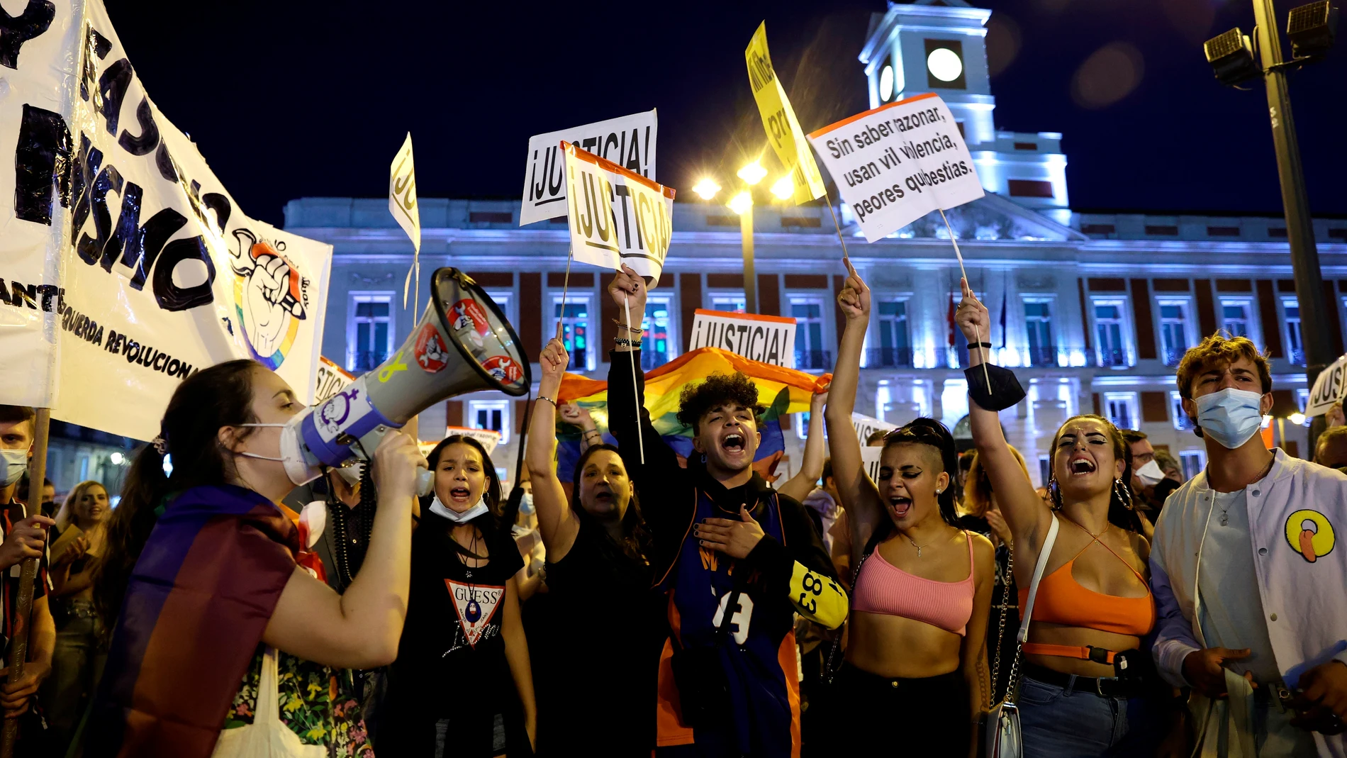 Cientos de personas se congregan en la madrileña Puerta del Sol para pedir fin a la violencia homófoba y contra el colectivo LGTBIQ+