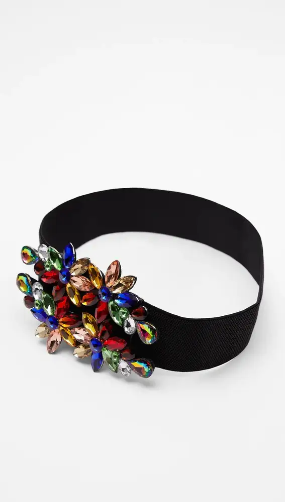 Cinturón con joyas.