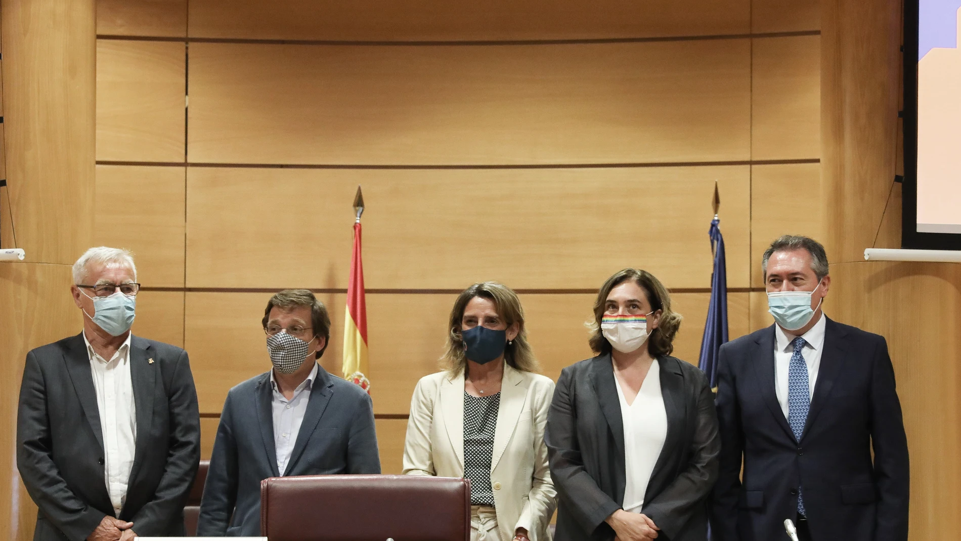 De izquierda a derecha, el alcalde de Valencia, Joan Ribó; el alcalde de Madrid, José Luis Martínez-Almeida; la vicepresidenta tercera y ministra para la Transición Ecológica y el Reto Demográfico, Teresa Ribera; la alcaldesa de Barcelona, Ada Colau, y el alcalde de Sevilla, Juan Espadas