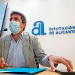 El presidente de la Diputación de Alicante, Carlos Mazón, anuncia en rueda de prensa los cambios que llevará a cabo en el equipo de gobierno de la institución.