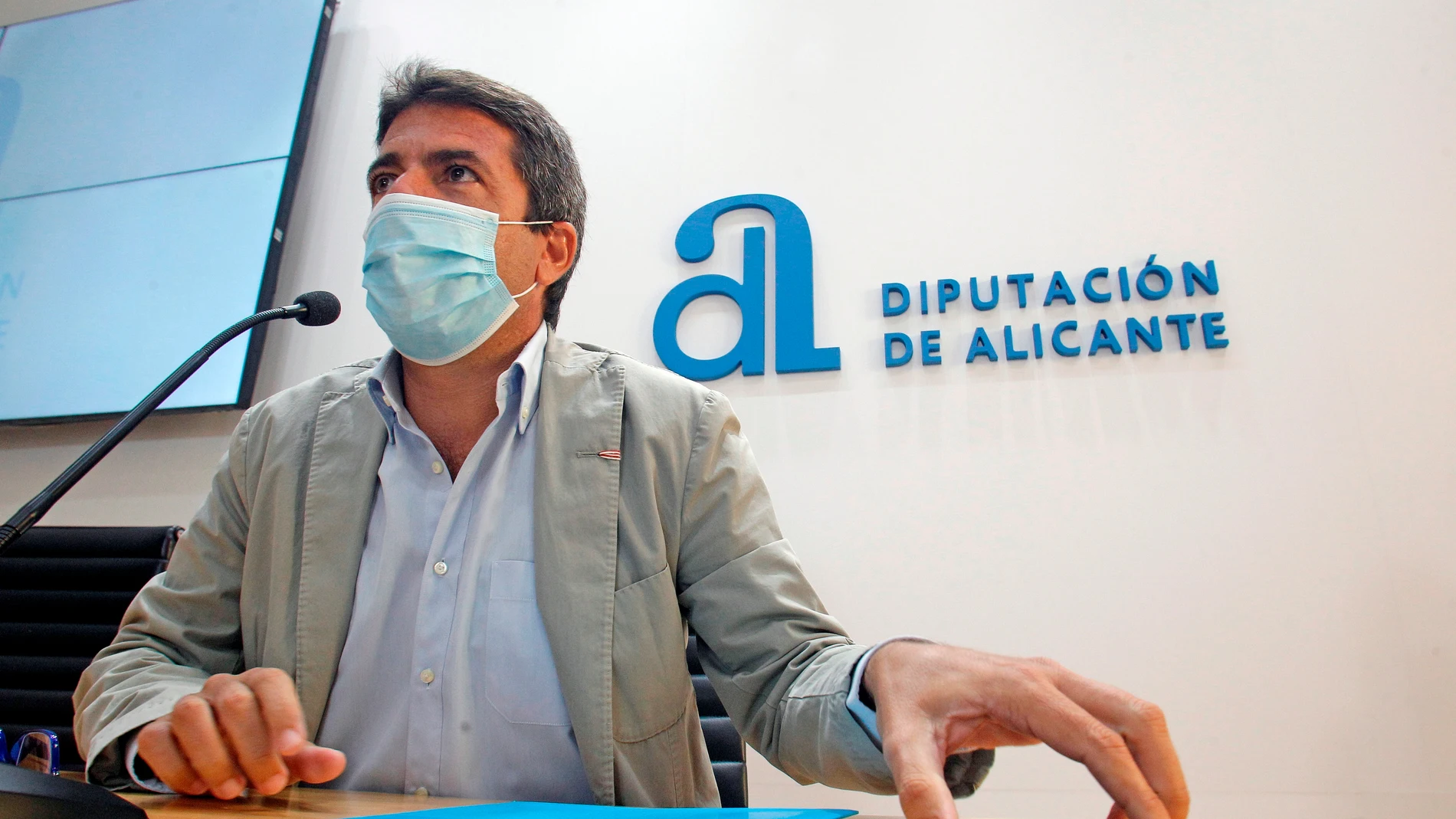 El presidente de la Diputación de Alicante, Carlos Mazón, anuncia en rueda de prensa los cambios que llevará a cabo en el equipo de gobierno de la institución.