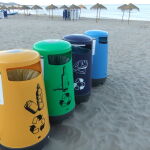 Papeleras selectivas en una playa de Valencia