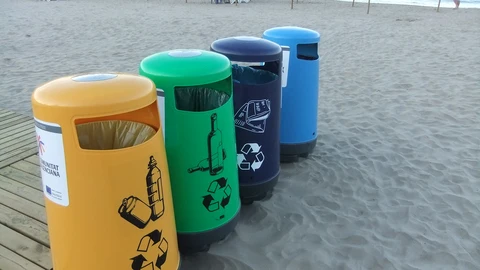 Papeleras selectivas en una playa de Valencia