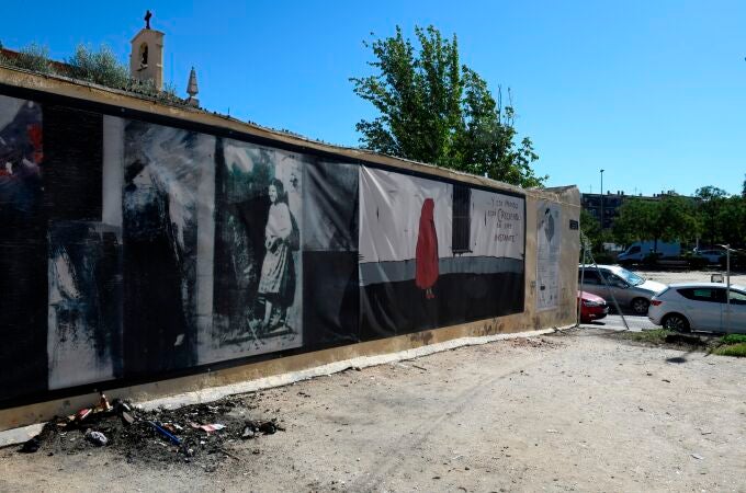 MADRID, 08/09/2021.- El mural dedicado a la memoria del reportero estadounidense Robert Capa, que fotografió durante la Guerra Civil (1936-1939) la casa del número 10 de la calle madrileña Peironcely, en Entrevías, bombardeada durante el conflicto, ha sido vandalizado. EFE/ Victor Lerena
