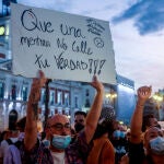 Un manifestante sostiene una pancarta durante una concentración en la Puerta del Sol contra las agresiones a las personas LGTBI