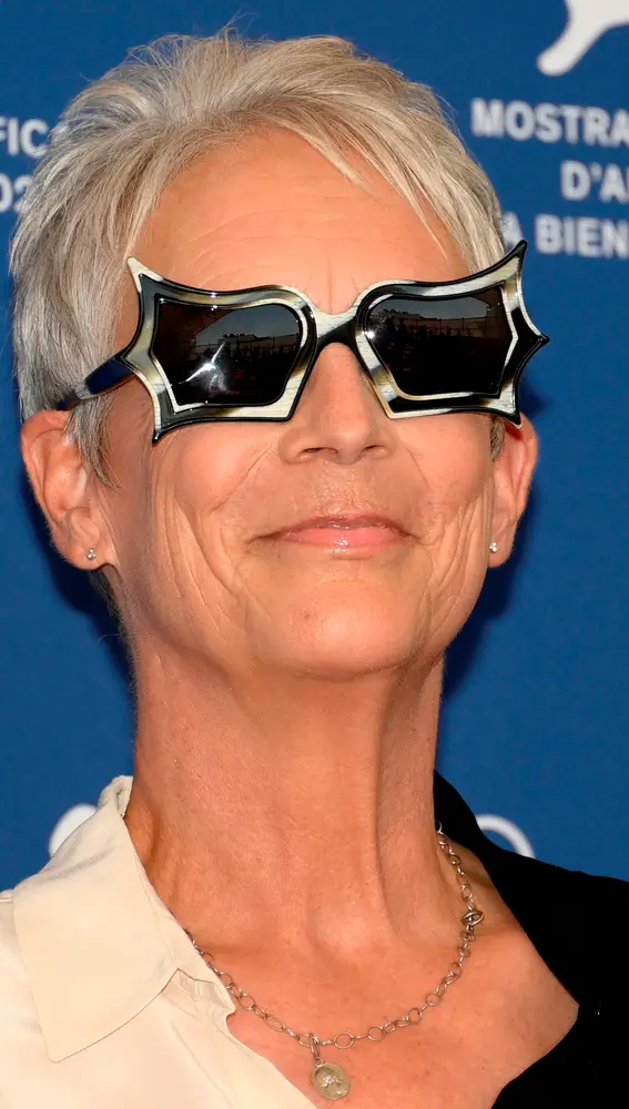 Jamie Lee Curtis posa en el photocall de &quot;Halloween Kills&quot; durante la 78ª edición del Festival de Venecia