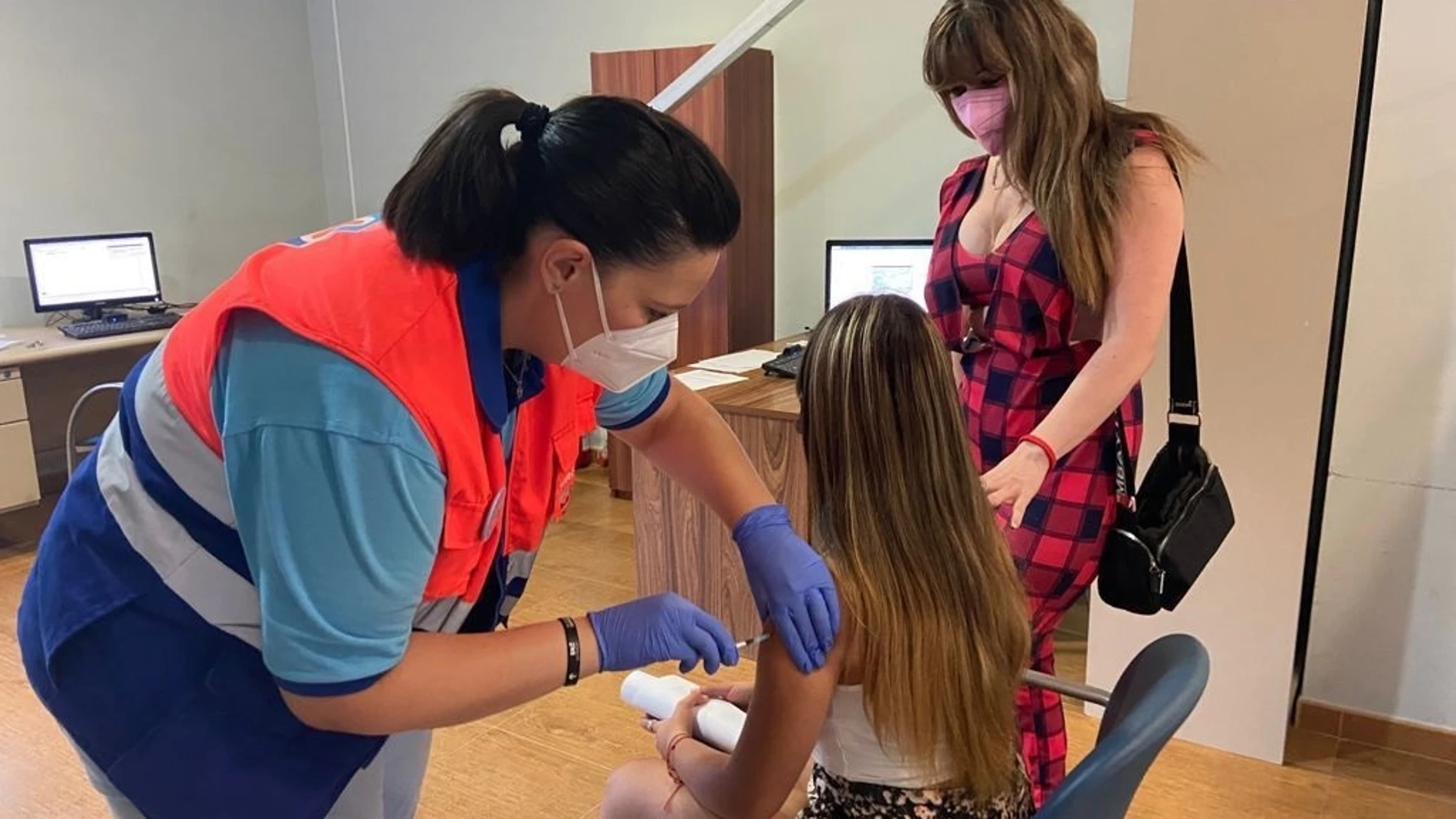 Una joven se vacuna en Jaén