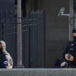Policías vigilan el palacio de Justicia en París ante el inicio del juicio
