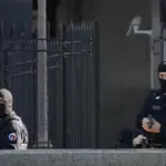Policías vigilan el palacio de Justicia en París ante el inicio del juicio