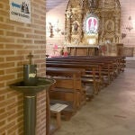 Dispensador de agua bendita contra la COVID-19 en la parroquia de San Lorenzo de Valladolid