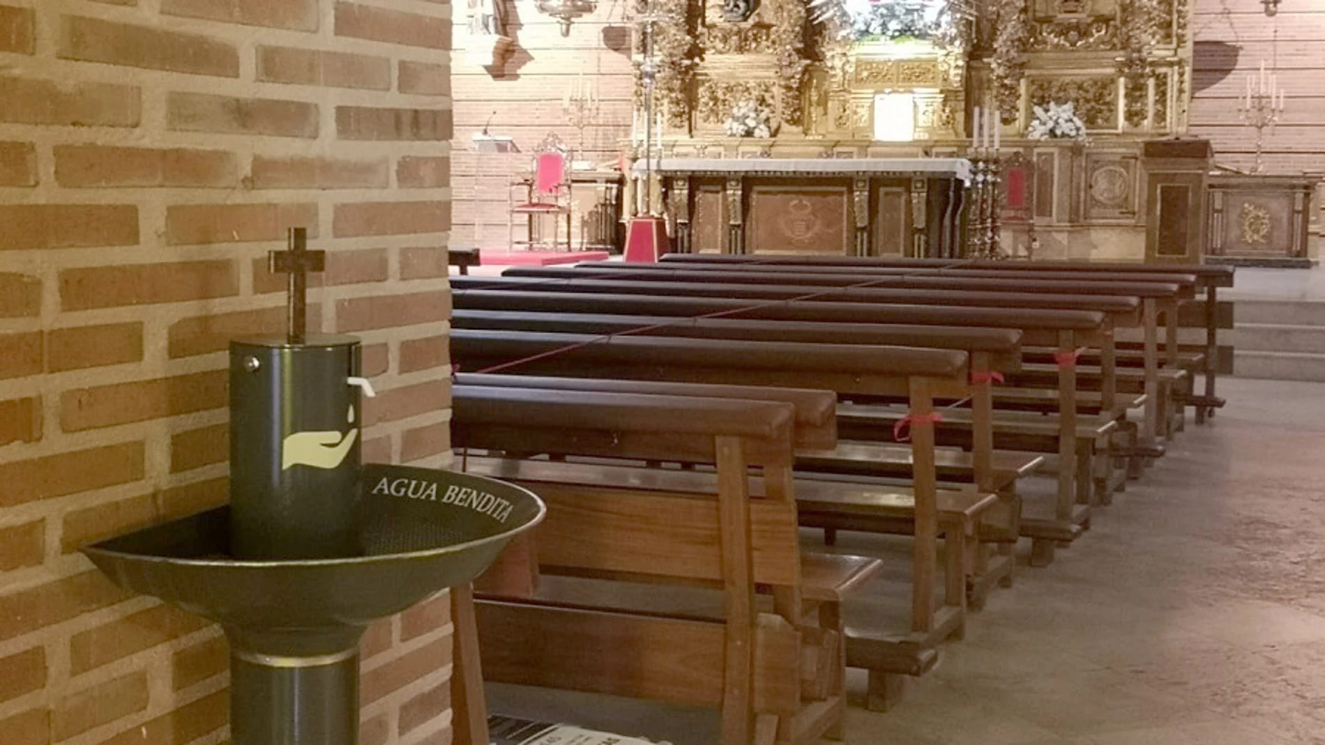 Dispensador de agua bendita contra la COVID-19 en la parroquia de San Lorenzo de Valladolid