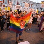 Varias personas participaron en la concentración contra la homofobia en Sol, ayer