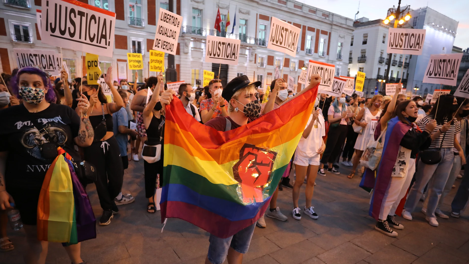 Varias personas participaron en la concentración contra la homofobia en Sol, ayer