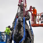 Los trabajadores se preparan para retirar la estatua del general confederado Robert E. Lee en Richmond, Virginia