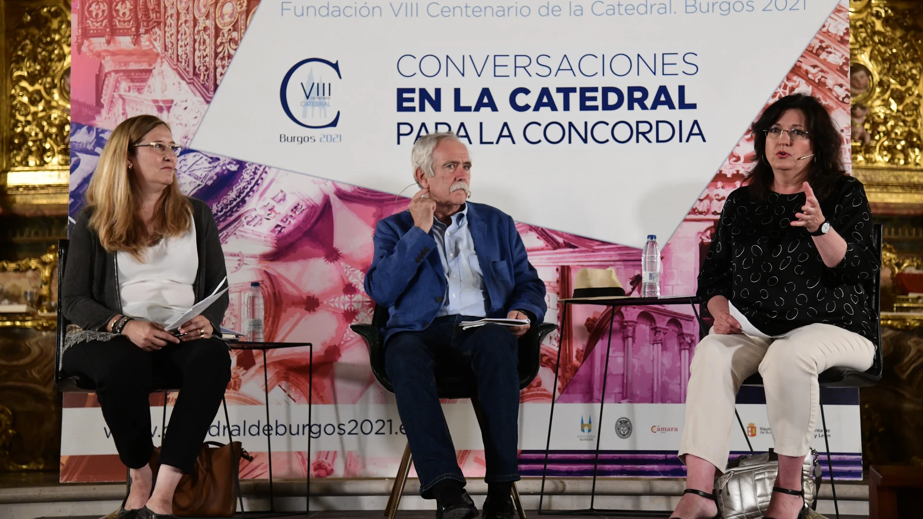 Las escritoras Luz Gabás y Mari Pau Domínguez mantienen un coloquio en la capilla de Santa Tecla de la Seo de Burgos dentro del ciclo "Conversaciones en la Catedral", moderado por el periodista y escritor Antonio Pérez Henares, colaborador activo de la Fundación VIII Centenario de la Catedral. Burgos 2021