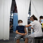 Un adolescente recibe la vacuna contra el Covid-19 en el recinto de Montjuïc de Fira de Barcelona, a 4 de agosto de 2021, en Barcelona.