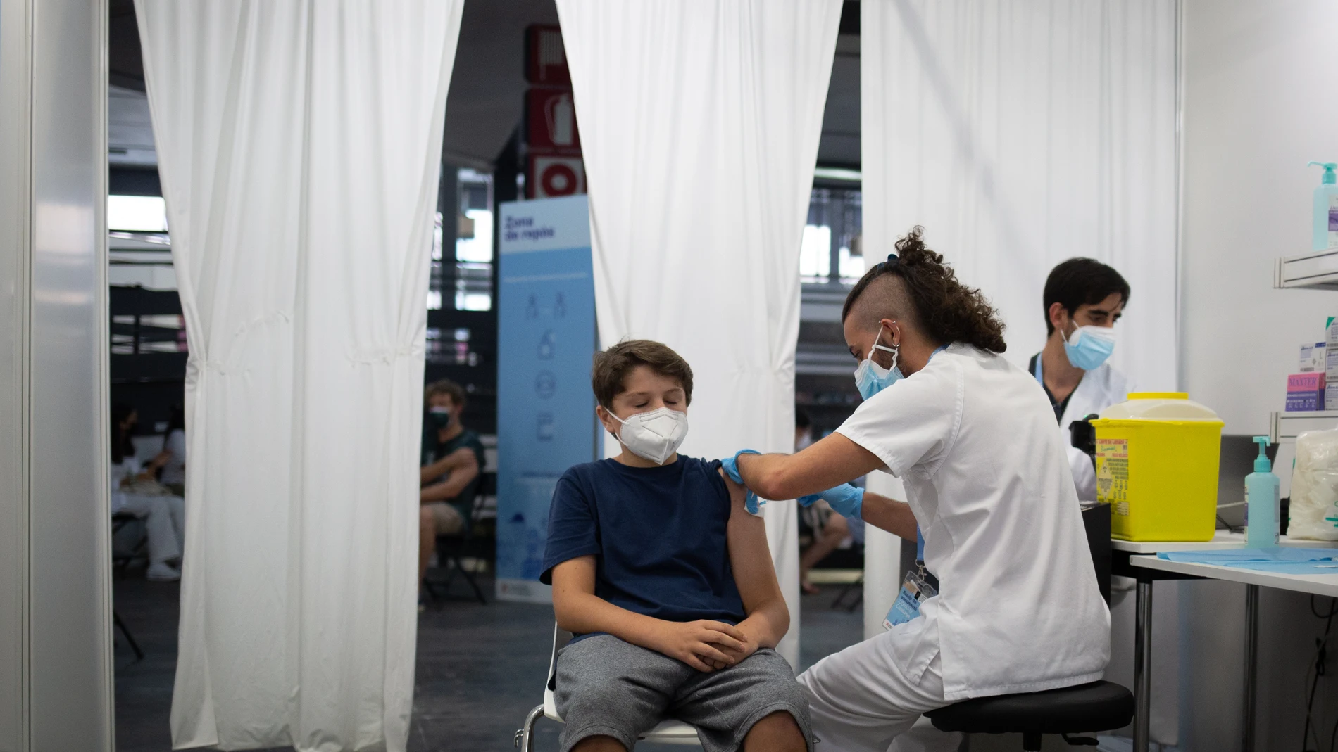 Un adolescente recibe la vacuna contra el Covid-19 en el recinto de Montjuïc de Fira de Barcelona, a 4 de agosto de 2021, en Barcelona.