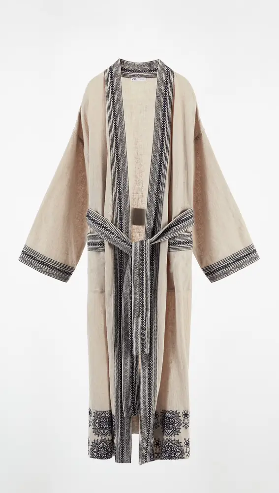 Kimono con lino bordados, de Zara