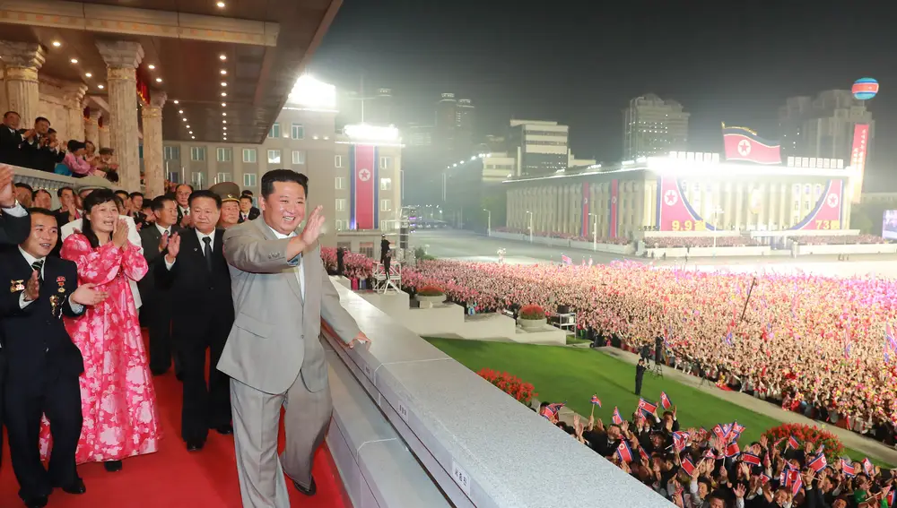 Kim Jong Un saluda a los norcoreanos en Piongyang durante un desfile militar