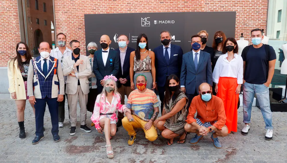 La vicealcaldesa de Madrid, Begoña Villacís (c) junto a la directora de Mercedes-Benz Fashion Week, Nuria de Miguel (2d) y el diseñador Modesto Lomba, presidente de la Asociación de Creadores de Moda de España (6i), entre otros diseñadores, durante la presentación de la programación de la Semana de la Moda de Madrid 2021