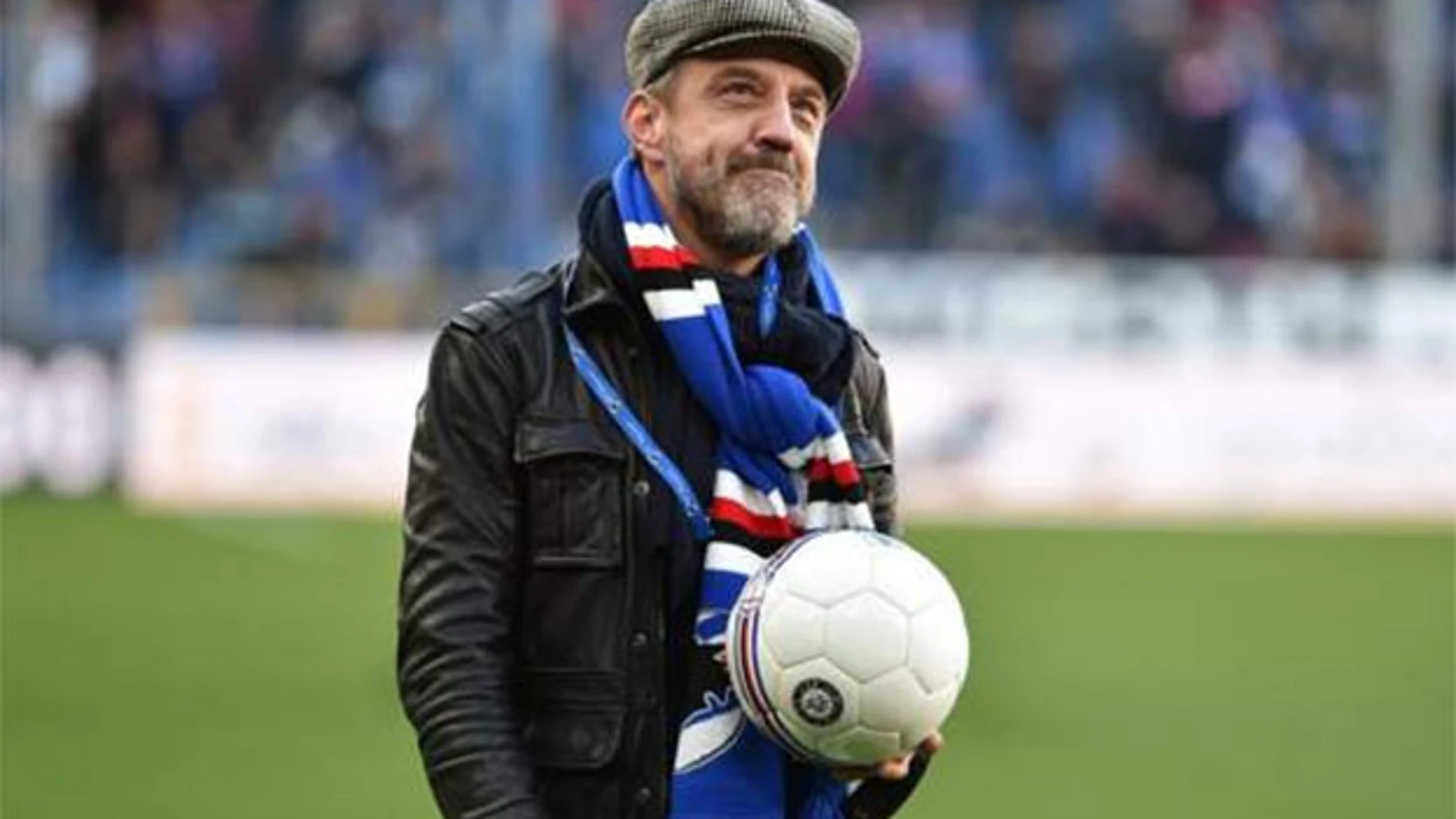 Francesco Flachi, con una bufanda de la Sampdoria.