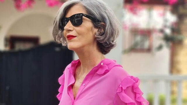 Carmen Gimeno con camisa rosa volantes.