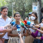La portavoz de Vox en la Asamblea de Madrid, Rocío Monasterio, ofrece declaraciones a los medios en la puerta del centro de menores extranjeros no acompañados de Casa de Campo