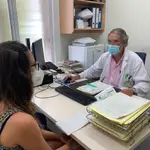 El doctor Vigueras atiende a una paciente en su consulta en el Hospital Macarena (Sevilla)