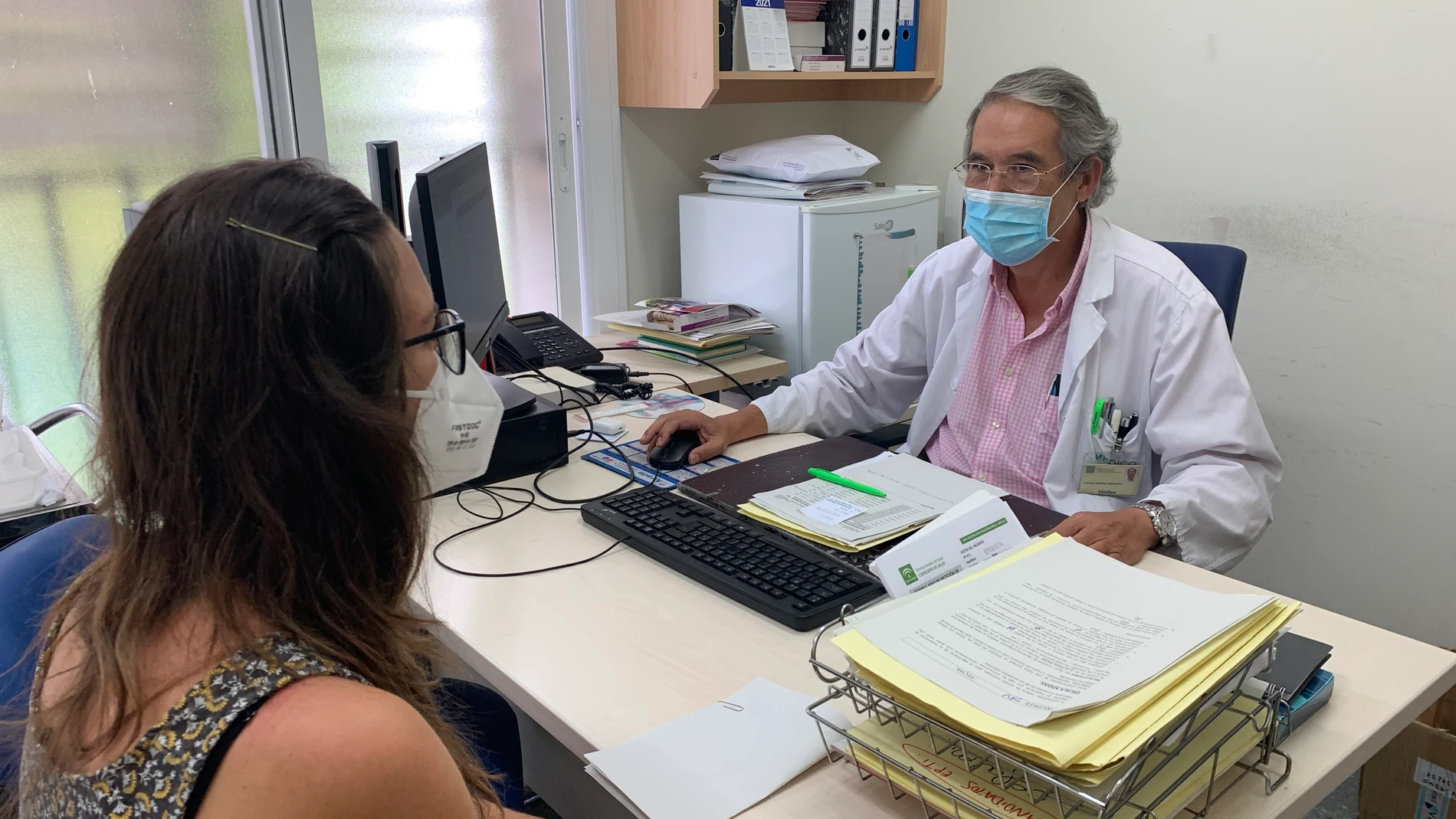 El doctor Vigueras atiende a una paciente en su consulta en el Hospital Macarena (Sevilla)
